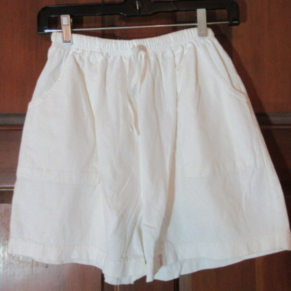 GIRLS WHITE COTTON SHORTS 14/16 IN DESIGN